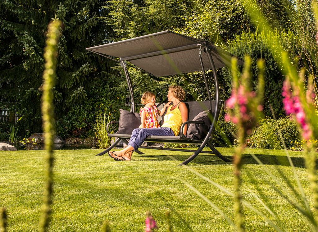 Dondolo moderno sul prato al sole